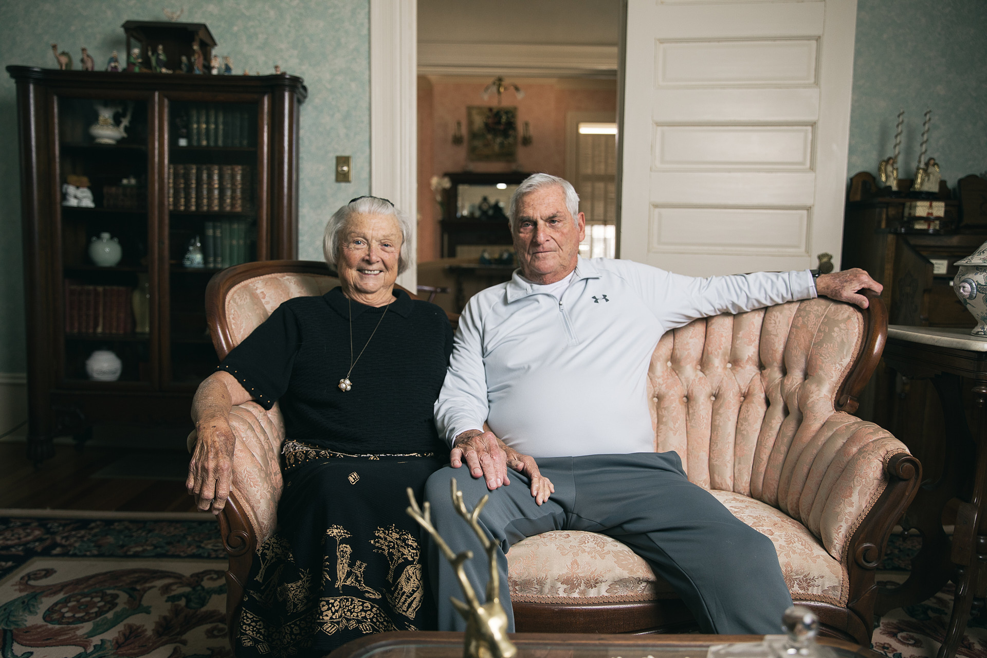 elderly couple sitting on couch in home brandon clifton atlanta photographer